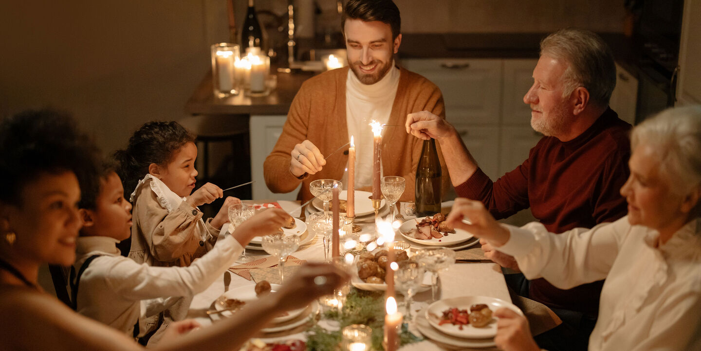 VUI.blog – the future of Christmas and smart homes –A perfect symbiosis of state-of-the-art hardware, artificial intelligence, and multimodal design – family at christmas dinner table