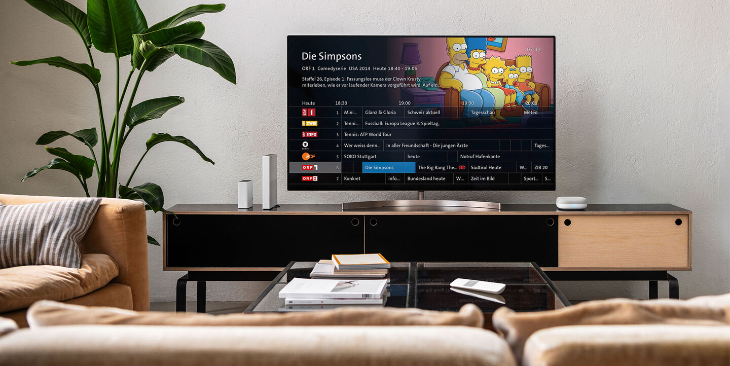 VUI.agency – Swisscom – Wohnzimmer mit Fernseher und Sprachassistenten.