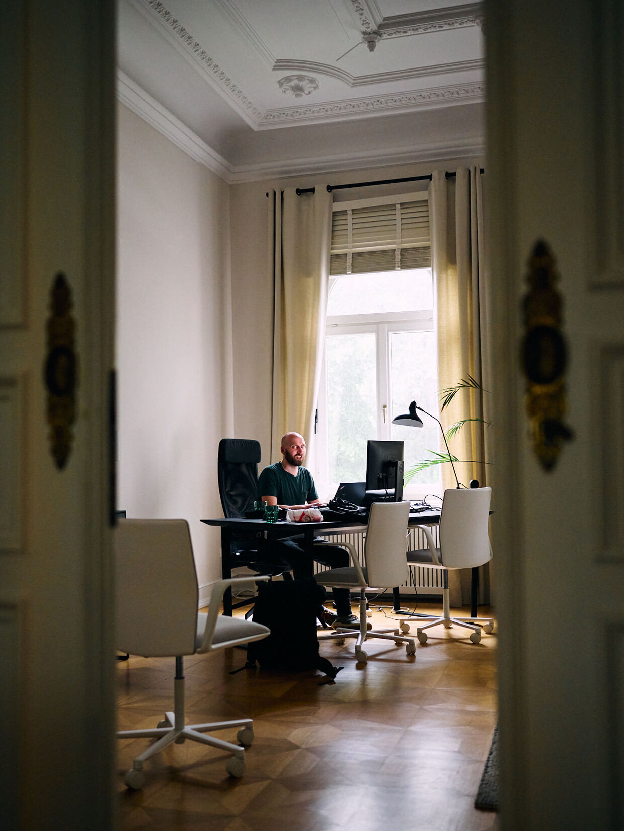 VUI.agency location Bonn villa – man sitting behind workingdesk in a villa office