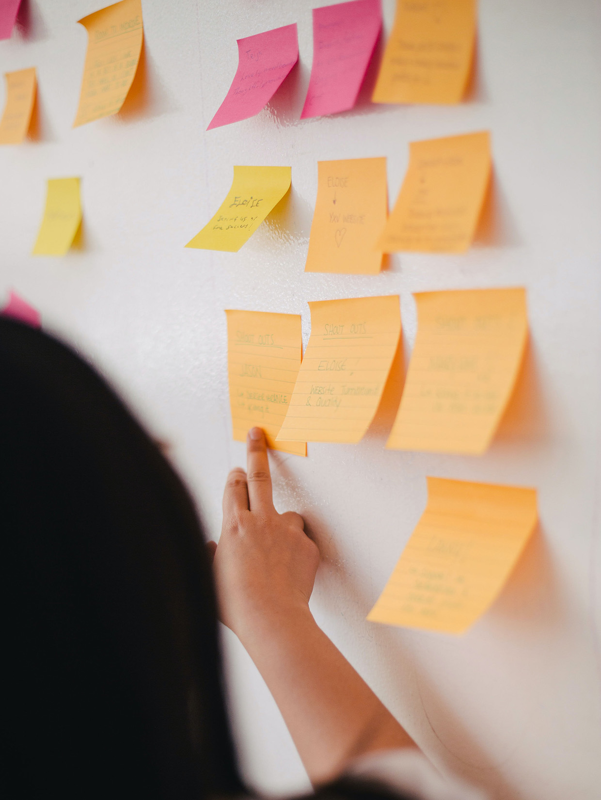 VUI.agency – Asistant persona design – designing charismatic assistant personas – post-its on a wall with finger pointing on them